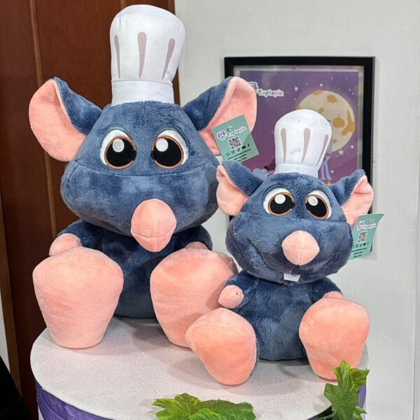 Este peluche de Remy, protagonista de Ratatouille, es suave, adorable y de excelente calidad. Un regalo único para los amantes de Disney Pixar, ideal para decorar, jugar o coleccionar.