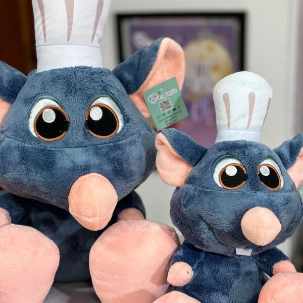 Remy, el ratoncito chef de Ratatouille, ahora en versión peluche. Suave, adorable y perfecto para fans de Disney Pixar, niños y amantes de la cocina animada