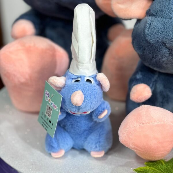 Llavero de peluche de Remy, el ratoncito chef de Ratatouille. Suave, ligero y adorable, perfecto para llevar en tus llaves, mochila o bolso. Ideal para fans de Disney Pixar y amantes de los accesorios originales.