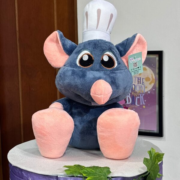 Peluche de Remy, el ratoncito chef de Ratatouille, suave y tierno, ideal para fans de Disney y Pixar, perfecto como regalo o colección.