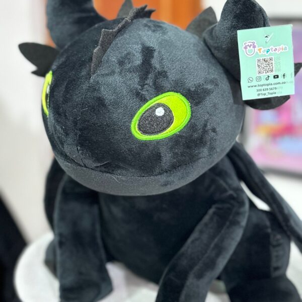 Compra el peluche original de Chimuelo, el dragón protagonista de Cómo entrenar a tu dragón. Suave, tierno y de excelente calidad, este peluche es ideal para niños, coleccionistas y fans de DreamWorks. Perfecto como regalo o para sumar a tu colección de personajes de películas animadas.