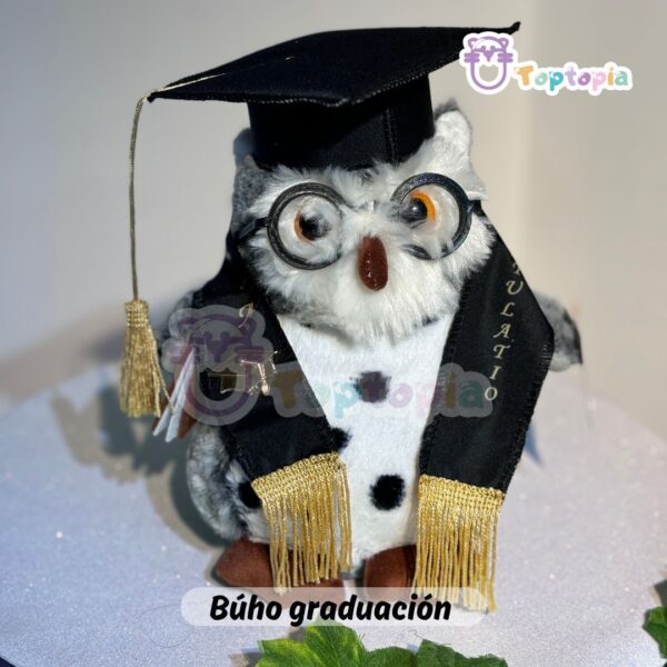 Peluche de graduación con birrete, estola y detalles académicos.