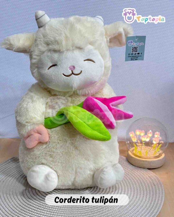 Ovejita de peluche con flor, ideal como detalle romántico o decorativo