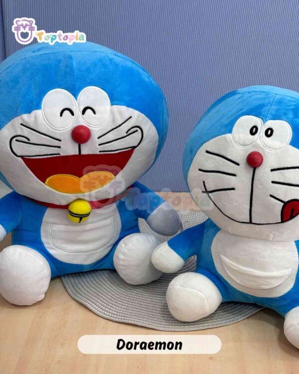 Peluche Doraemon original azul sentado, gato cósmico con nariz roja y sonrisa tierna