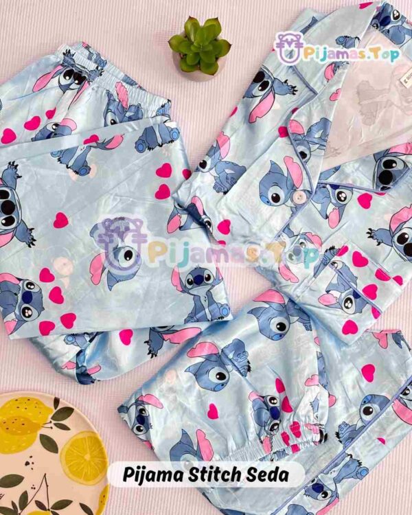Conjunto de pijama en seda inspirado en Stitch, ideal para dormir cómoda y con estilo