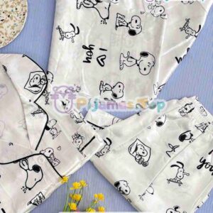 Pijama de mujer en seda con diseño de Snoopy, ideal para noches cómodas y con estilo.