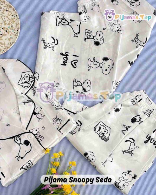 Pijama de mujer en seda con diseño de Snoopy, ideal para noches cómodas y con estilo.