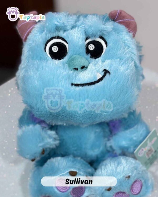 Peluche Sullivan Monster Inc azul con manchas púrpuras, cuernos y sonrisa tierna Disney Pixar